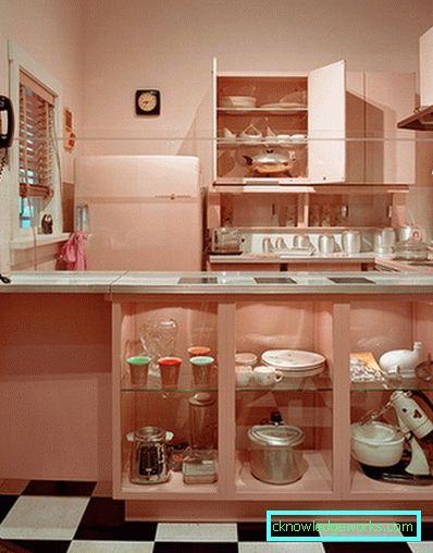 Piccola cucina di 5 metri quadrati. m con frigo Piccola cucina di 5 metri quadrati. m con frigo
