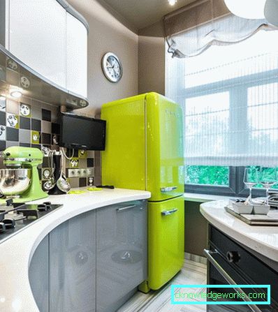 Piccola cucina di 5 metri quadrati. m con frigo Piccola cucina di 5 metri quadrati. m con frigo