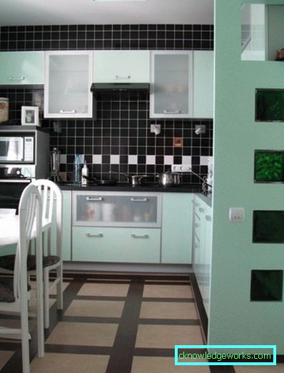 Piccola cucina di 5 metri quadrati. m con frigo Piccola cucina di 5 metri quadrati. m con frigo
