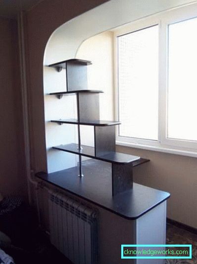 Piccola cucina di 5 metri quadrati. m con frigo Piccola cucina di 5 metri quadrati. m con frigo