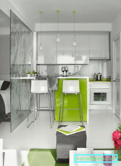 Piccola cucina di 5 metri quadrati. m con frigo Piccola cucina di 5 metri quadrati. m con frigo