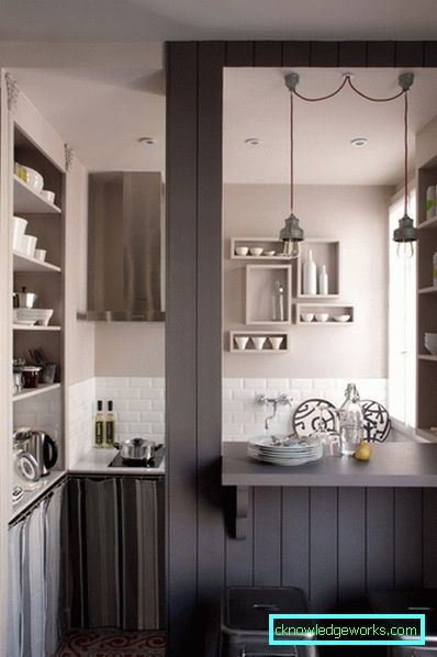 Piccola cucina di 5 metri quadrati. m con frigo Piccola cucina di 5 metri quadrati. m con frigo