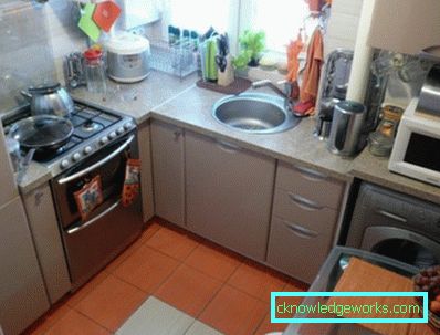 Piccola cucina di 5 metri quadrati. m con frigo Piccola cucina di 5 metri quadrati. m con frigo