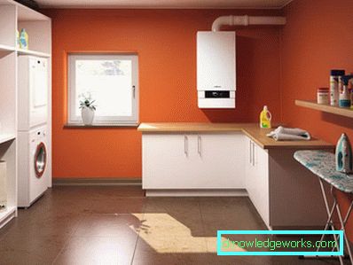 Piccola cucina di 5 metri quadrati. m con frigo Piccola cucina di 5 metri quadrati. m con frigo