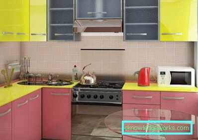Piccola cucina di 5 metri quadrati. m con frigo Piccola cucina di 5 metri quadrati. m con frigo