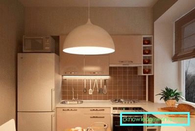 Piccola cucina di 5 metri quadrati. m con frigo Piccola cucina di 5 metri quadrati. m con frigo