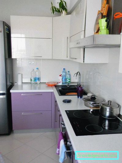 Piccola cucina di 5 metri quadrati. m con frigo Piccola cucina di 5 metri quadrati. m con frigo