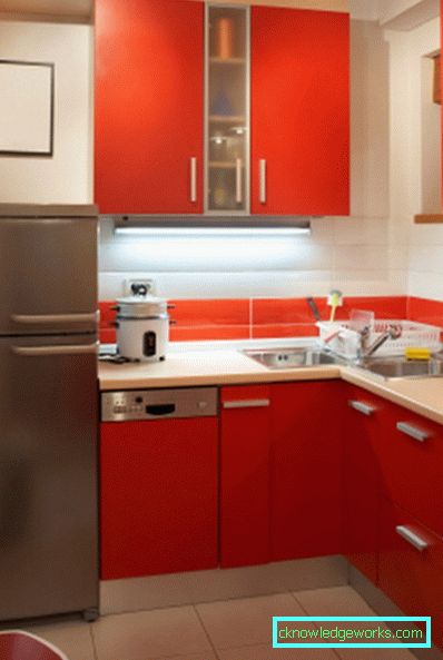 Piccola cucina di 5 metri quadrati. m con frigo Piccola cucina di 5 metri quadrati. m con frigo