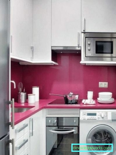 Piccola cucina di 5 metri quadrati. m con frigo Piccola cucina di 5 metri quadrati. m con frigo