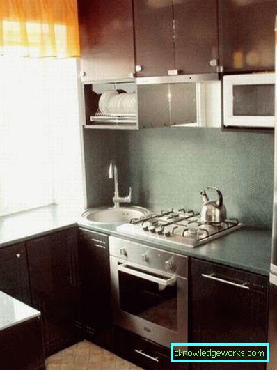 Piccola cucina di 5 metri quadrati. m con frigo Piccola cucina di 5 metri quadrati. m con frigo