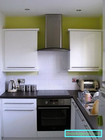Piccola cucina di 5 metri quadrati. m con frigo Piccola cucina di 5 metri quadrati. m con frigo