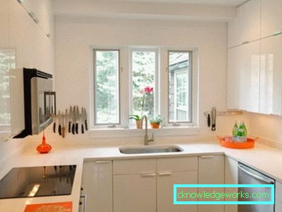 Piccola cucina di 5 metri quadrati. m con frigo Piccola cucina di 5 metri quadrati. m con frigo
