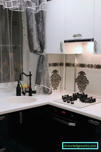 Piccola cucina di 5 metri quadrati. m con frigo Piccola cucina di 5 metri quadrati. m con frigo
