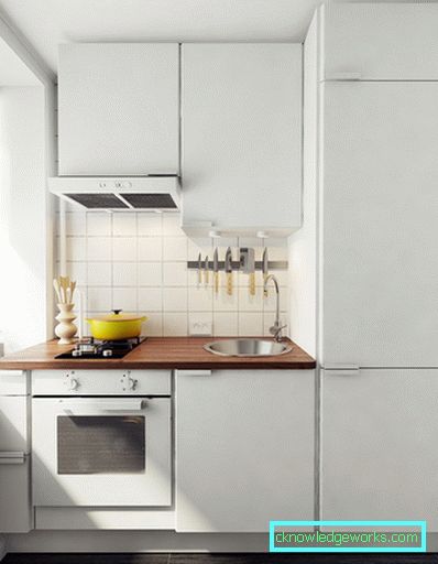 Piccola cucina di 5 metri quadrati. m con frigo Piccola cucina di 5 metri quadrati. m con frigo