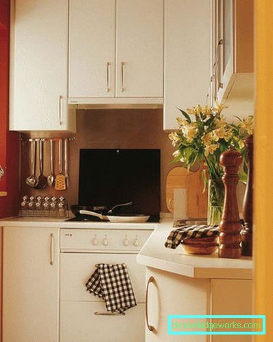 Piccola cucina di 5 metri quadrati. m con frigo Piccola cucina di 5 metri quadrati. m con frigo