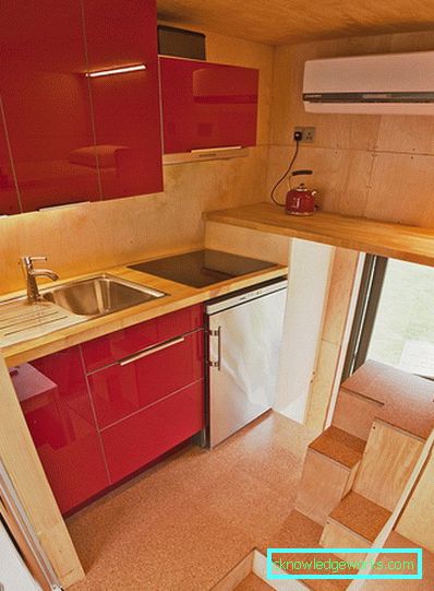 Piccola cucina di 5 metri quadrati. m con frigo Piccola cucina di 5 metri quadrati. m con frigo