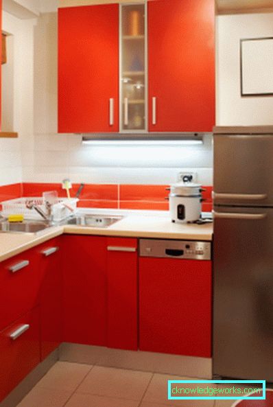 Piccola cucina di 5 metri quadrati. m con frigo Piccola cucina di 5 metri quadrati. m con frigo