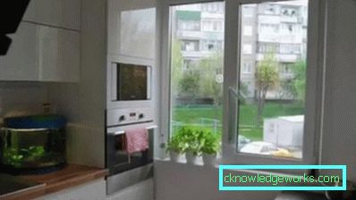 Piccola cucina di 5 metri quadrati. m con frigo Piccola cucina di 5 metri quadrati. m con frigo