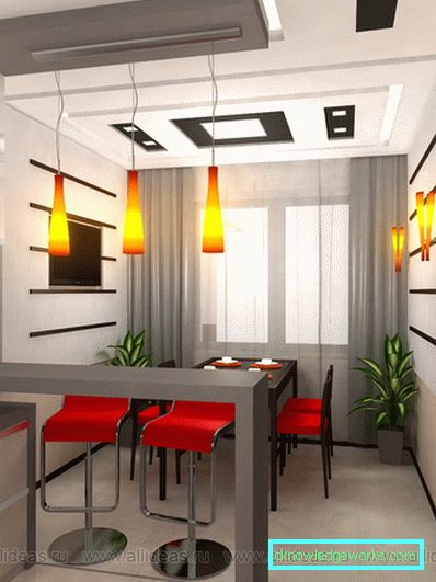 Piccola cucina di 5 metri quadrati. m con frigo Piccola cucina di 5 metri quadrati. m con frigo