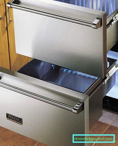 Piccola cucina di 5 metri quadrati. m con frigo Piccola cucina di 5 metri quadrati. m con frigo