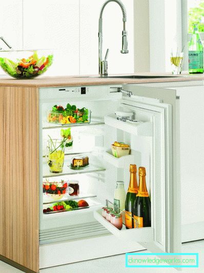 Piccola cucina di 5 metri quadrati. m con frigo Piccola cucina di 5 metri quadrati. m con frigo