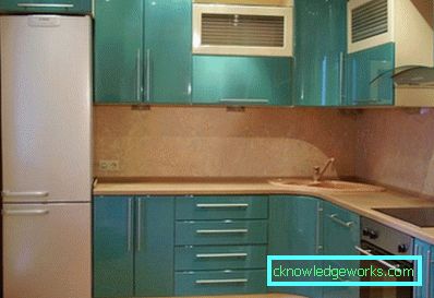 Piccola cucina di 5 metri quadrati. m con frigo Piccola cucina di 5 metri quadrati. m con frigo