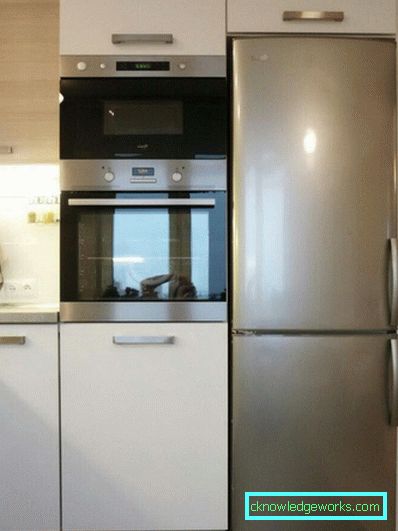 Piccola cucina di 5 metri quadrati. m con frigo Piccola cucina di 5 metri quadrati. m con frigo