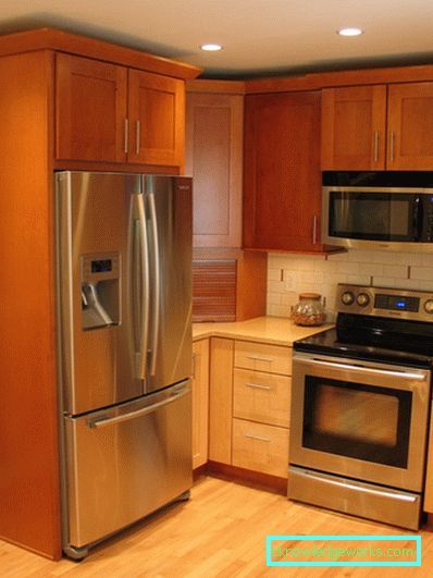 Piccola cucina di 5 metri quadrati. m con frigo Piccola cucina di 5 metri quadrati. m con frigo