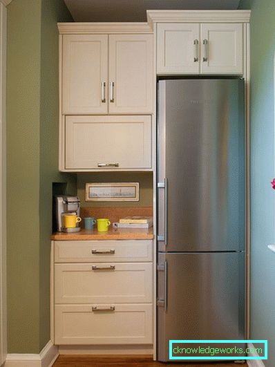 Piccola cucina di 5 metri quadrati. m con frigo Piccola cucina di 5 metri quadrati. m con frigo