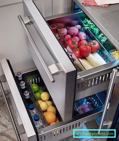 Piccola cucina di 5 metri quadrati. m con frigo Piccola cucina di 5 metri quadrati. m con frigo