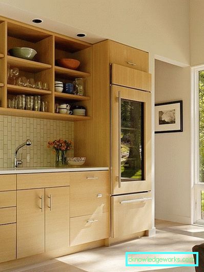 Piccola cucina di 5 metri quadrati. m con frigo Piccola cucina di 5 metri quadrati. m con frigo