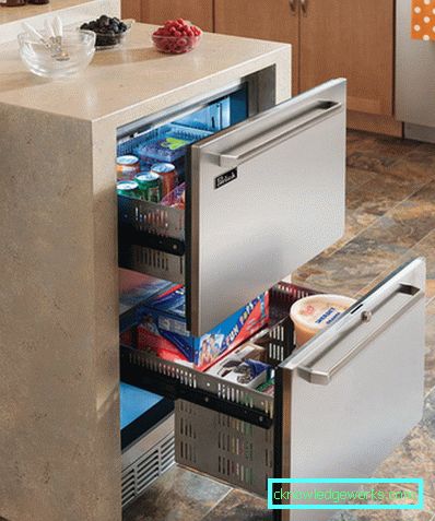Piccola cucina di 5 metri quadrati. m con frigo Piccola cucina di 5 metri quadrati. m con frigo