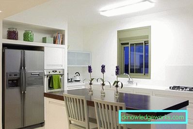 Piccola cucina di 5 metri quadrati. m con frigo Piccola cucina di 5 metri quadrati. m con frigo