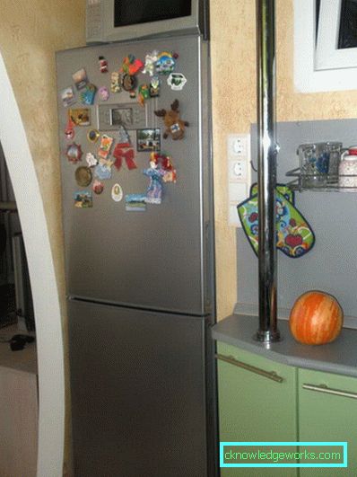 Piccola cucina di 5 metri quadrati. m con frigo Piccola cucina di 5 metri quadrati. m con frigo