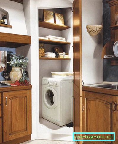 Piccola cucina di 5 metri quadrati. m con frigo Piccola cucina di 5 metri quadrati. m con frigo