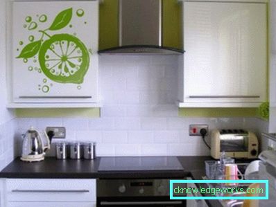 Piccola cucina di 5 metri quadrati. m con frigo Piccola cucina di 5 metri quadrati. m con frigo