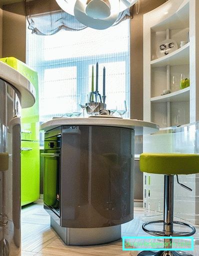 Piccola cucina di 5 metri quadrati. m con frigo Piccola cucina di 5 metri quadrati. m con frigo