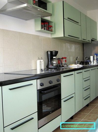 Piccola cucina di 5 metri quadrati. m con frigo Piccola cucina di 5 metri quadrati. m con frigo