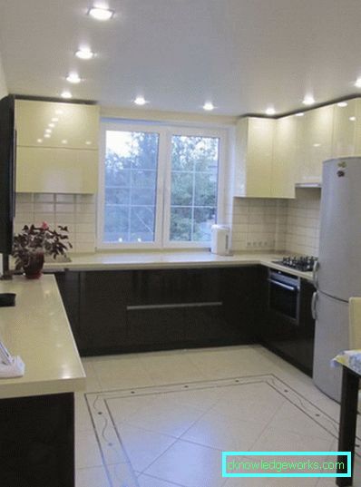 Piccola cucina di 5 metri quadrati. m con frigo Piccola cucina di 5 metri quadrati. m con frigo