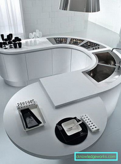 Piccola cucina di 5 metri quadrati. m con frigo Piccola cucina di 5 metri quadrati. m con frigo