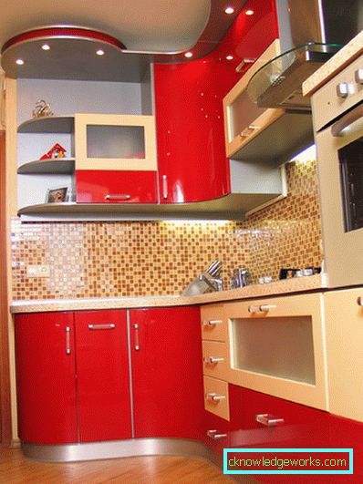 Piccola cucina di 5 metri quadrati. m con frigo Piccola cucina di 5 metri quadrati. m con frigo