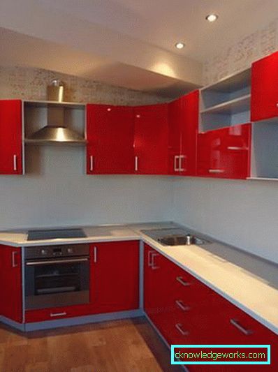 Piccola cucina di 5 metri quadrati. m con frigo Piccola cucina di 5 metri quadrati. m con frigo