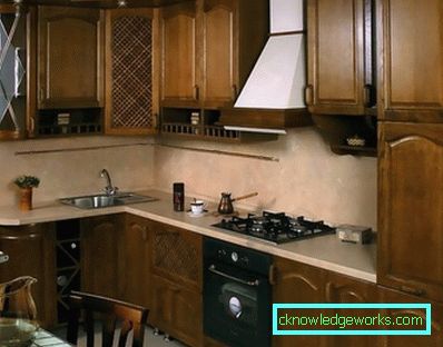 Piccola cucina di 5 metri quadrati. m con frigo Piccola cucina di 5 metri quadrati. m con frigo