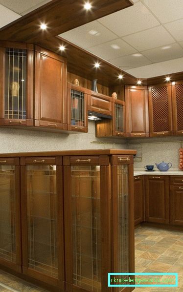 Piccola cucina di 5 metri quadrati. m con frigo Piccola cucina di 5 metri quadrati. m con frigo