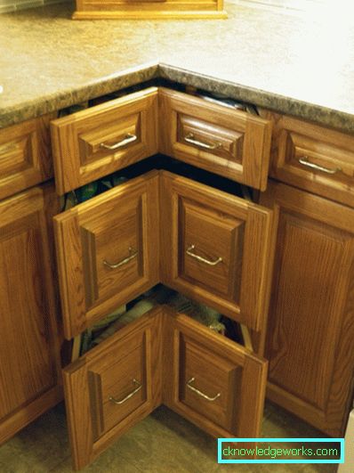 Piccola cucina di 5 metri quadrati. m con frigo Piccola cucina di 5 metri quadrati. m con frigo