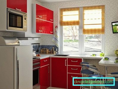 Piccola cucina di 5 metri quadrati. m con frigo Piccola cucina di 5 metri quadrati. m con frigo