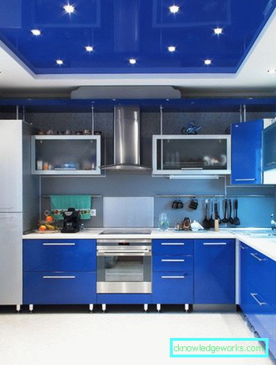 Piccola cucina di 5 metri quadrati. m con frigo Piccola cucina di 5 metri quadrati. m con frigo