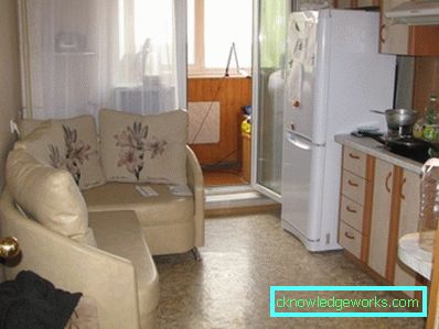 Piccolo divano in cucina con un letto Piccolo divano in cucina con un letto