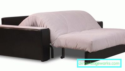 Piccolo divano in cucina con un letto Piccolo divano in cucina con un letto