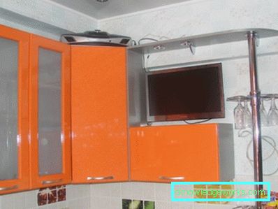 379-Piccola TV in cucina